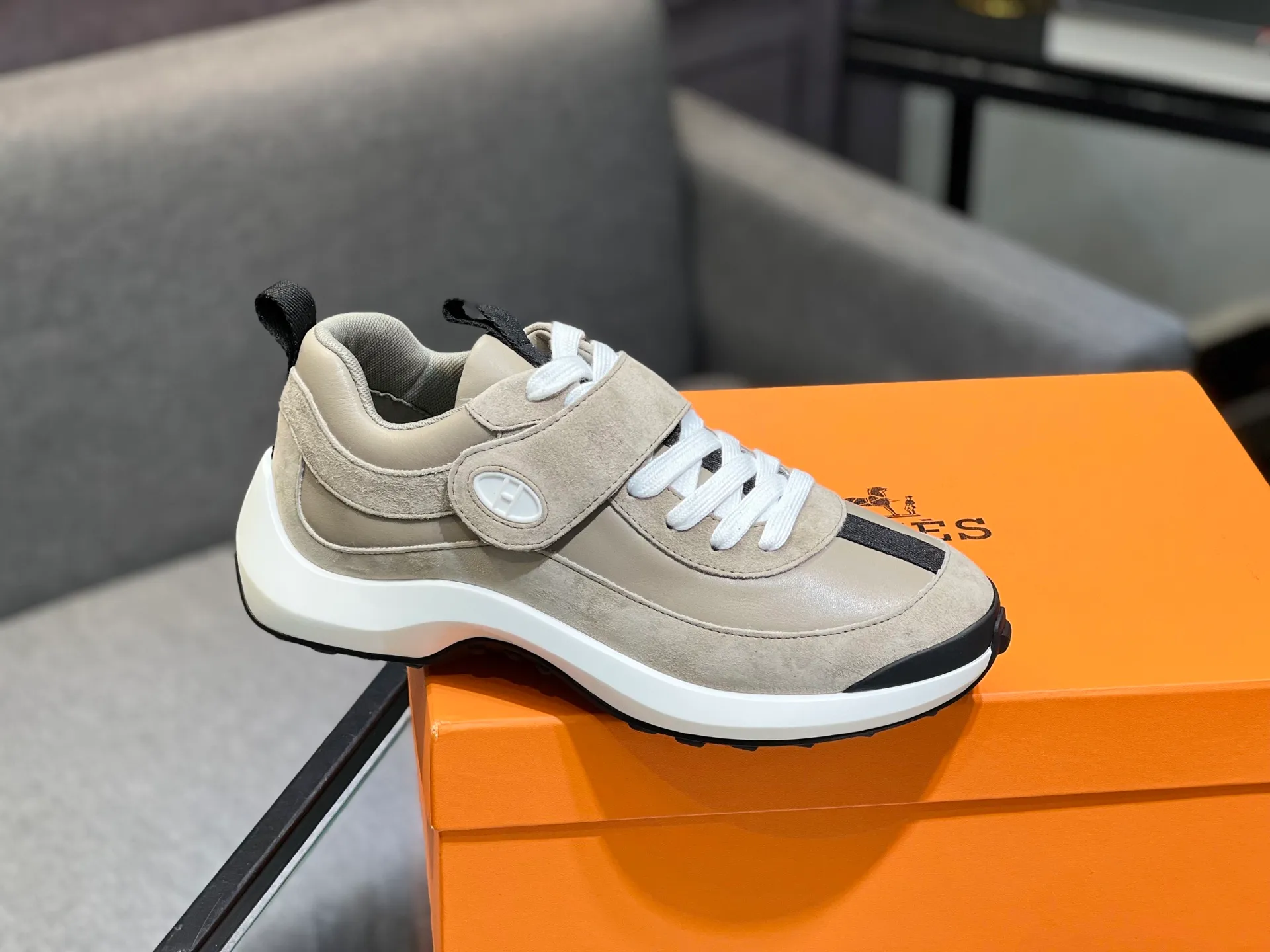 Men's shoes 💰600 Actual photos 🎬 [Hermès] Couple style, official website synchronization Counter quality French Paris catwalk style Simple and classic Imported original fabric Original 1:1 outsole! The highest version on the market! Size: Female 35-41. Male 39-45 (female 41, male 45 customized)